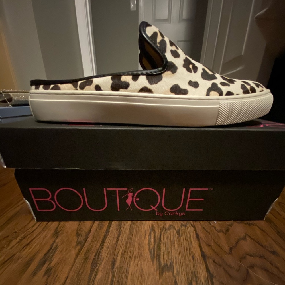 Corky’s Boutique Abbott size 8 Snow Leopard